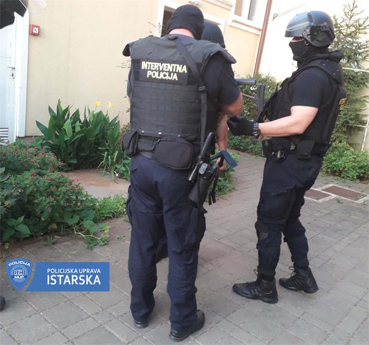 Slika /2020/oružje glavna copy.jpg